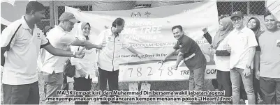  ??  ?? MALIK (empat kiri) dan Muhammad Din bersama wakil jabatan/agensi menyempurn­akan gimik pelancaran kempen menanam pokok ‘1Heart 1Tree’.