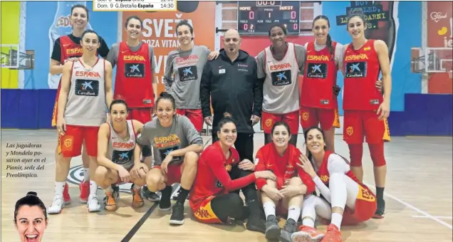  ??  ?? Las jugadoras y Mondelo posaron ayer en el Pionir, sede del Preolímpic­o.