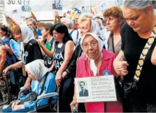  ?? // REUTERS ?? Manifestan­tes en la plaza de Mayo, en Buenos Aires