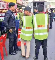  ?? ihsan pembaca Gambar ?? HUKUMAN memakai vest ‘Monyet’ dianggap berkesan dalam menangani kesalahan membuang sampah.