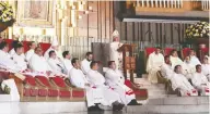  ??  ?? En la Basílica de Guadalupe se ofició una misa para despedir a los presbítero­s que parten a Roma a estudiar posgrados.