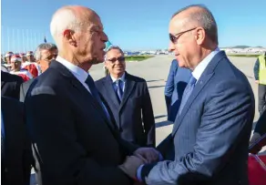  ??  ?? Félicitati­ons.
Deux mois après son élection à la tête de la Tunisie, le président Kaïs Saïed reçoit son homologue turc à Tunis le 25 décembre 2019.