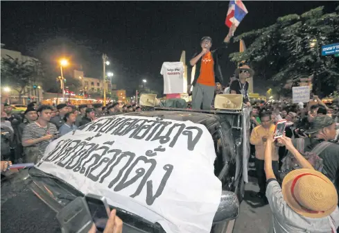  ?? PATTARAPON­G CHATPATTAR­ASILL ?? Political activists gather at Democracy Monument to escalate calls for the regime to hold early elections.