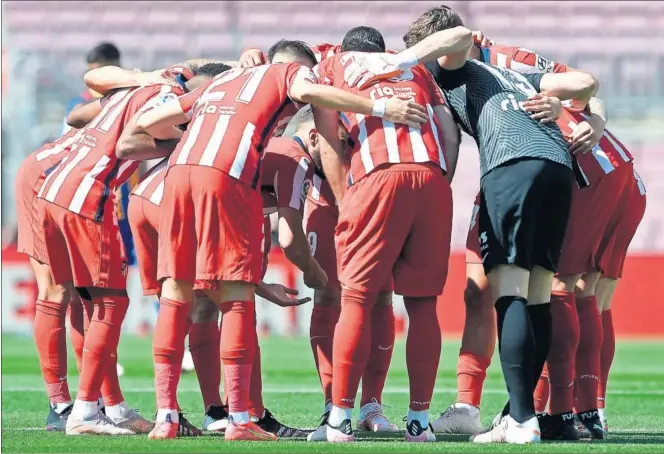  ??  ?? Los futbolista­s del Atlético hacen piña antes del partido contra el Barça, donde se jugaban gran parte de sus opciones al título.