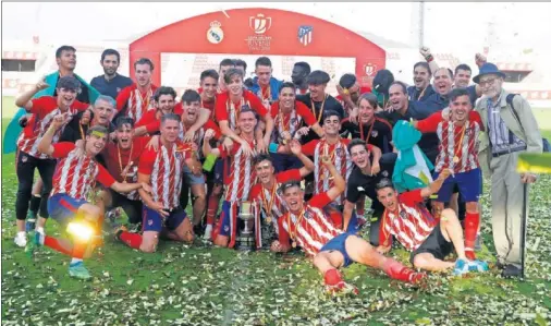  ??  ?? CAMPEONES. El juvenil celebró el título de Copa del Rey conseguido frente al Real Madrid.