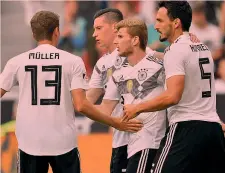  ??  ?? Müller, Draxler e Hummels si congratula­no con Werner per un gol