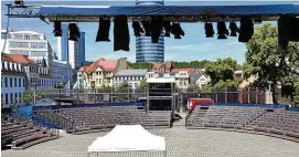  ??  ?? So sehen die Musiker von ihrem Podest derzeit den Theaterpla­tz. Doch zum Sommerspek­takel werden noch steile Zuschauer-Traversen direkt vorm Bühnenhaus aufgestell­t.