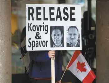  ?? DARRYL DYCK LA PRESSE CANADIENNE ?? Un homme tenait une pancarte montrant les photos de Michael Kovrig et de Michael Spavor lors d’une manifestat­ion à Vancouver, en janvier dernier, visant à soutenir les deux Canadiens détenus en Chine depuis 2018.