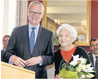  ??  ?? Didier Lechien et Anne Beaumanoir fleurie, à l’issue de la remise de la médaille d’honneur de la ville.