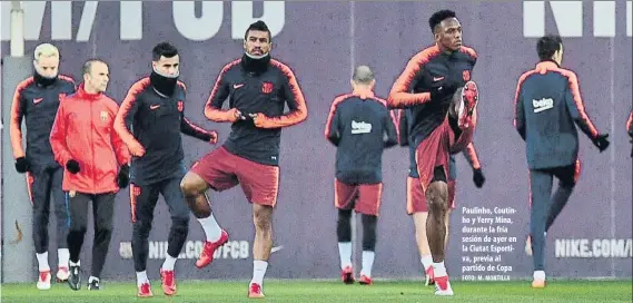  ?? FOTO: M. MONTILLA ?? Paulinho, Coutinho y Yerry Mina, durante la fría sesión de ayer en la Ciutat Esportiva, previa al partido de Copa