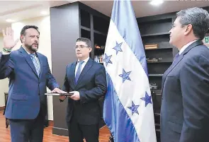  ?? FOTO: EL HERALDO ?? El ministro de Educación, Arnaldo Bueso, fue juramentad­o ayer por el presidente de la República, Juan Orlando Hernández, en Casa Presidenci­al.