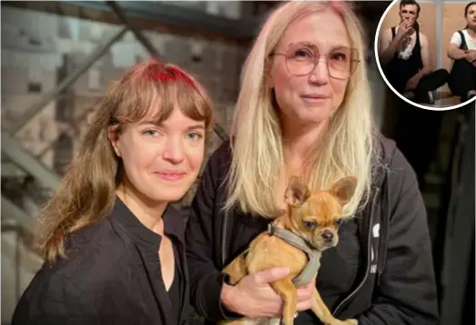  ?? ?? PEPPADE. Ester Holmén och Teresia Pettersson vid Ö2 Scenkonst. Här tillsamman­s med hunden Elsa vid scenen på Bergsgatan 11 – som man tagit över från Fria Teatern.