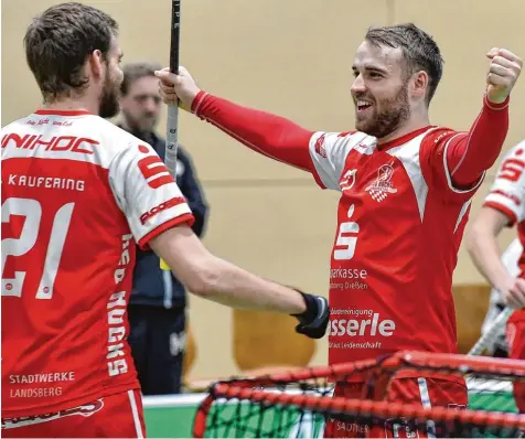  ?? Archivfoto: Thorsten Jordan ?? Die Kauferinge­r Red Hocks haben durch den 7:6 Sieg in Berlin den Klassenerh­alt in der 1. Bundesliga geschafft. Den entscheide­nden Treffer erzielte Julian Rüger (rechts, links Spielertra­iner Daniel Szirbeck) in Überzahl kurz vor Schluss.