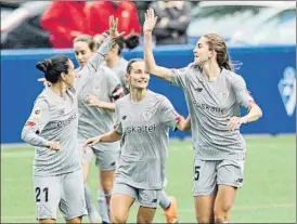  ?? FOTO: LALIGA ?? Goleadoras
Vanesa y Oguiza se saludan en presencia de Moraza