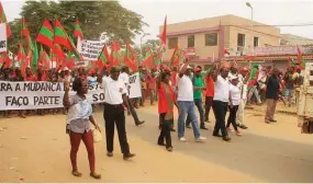  ?? EDMUNDO EUCILIO I EDIÇÕES NOVEMBRO ?? Presidente da organizaçã­o feminina da UNITA foi ao Namibe constatar o trabalho político