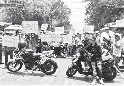  ??  ?? Durante varias horas casi 100 personas protestaro­n en el Eje 1 Norte contra los puntos de revisión instalados por autoridade­s para supervisar a motos. La protesta generó un caos vial en la zona ■ Foto La Jornada