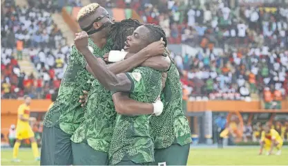  ?? ?? A festa nigeriana contrasta com a tristeza dos jogadores de Angola.