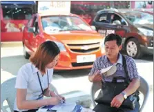  ?? PHOTOS PROVIDED TO CHINA DAILY ?? Buyer negotiates, but getting a license plate is another hurdle to clear.