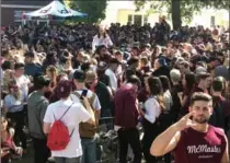  ?? SCOTT GARDNER, THE HAMILTON SPECTATOR ?? A throng of students live it up at a McMaster homecoming party Sept. 30.