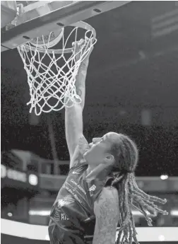  ?? MADELEINE COOK/THE REPUBLIC ?? Mercury center Brittney Griner dunks against the Dallas Wings on Saturday at Talking Stick Resort Arena in Phoenix.