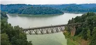  ?? Archivfoto: Pawel Sosnowski ?? Diese Brücke über dem Stausee Pilchowice in Niederschl­esien sollte für einen Filmdreh gesprengt werden. Dazu kam es nicht, doch künftig könnten hier wieder Züge fahren.