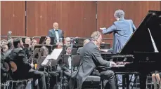  ?? FOTO: HELMUT VOITH ?? Mit Walter Ratzek am Piano führte das Classic Winds-Konzert des Stadtorche­sters Friedrichs­hafen unter der Leitung von Pietro Sarno in die USA.