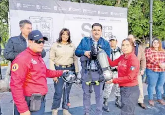  ?? SOFY RAMÍREZ ?? El alcalde Homero Martínez hizo entrega de equipo por 150 mil pesos