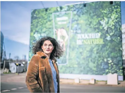  ?? RP-FOTO: A. BRETZ ?? In Düsseldorf wirbt nun ein überdimens­ionales Plakat für den Naturkosme­tik-Hersteller Weleda. Chefin Tina Müller war bei der Enthüllung selbst dabei.