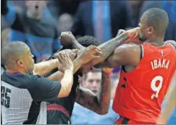  ??  ?? INCIDENTE. Serge Ibaka y Marquese Chriss, en plena pelea.