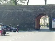  ??  ?? Il posto di blocco dei carabinier­i a Porta San Jacopo. Da domani centinaia di agenti, tra cui alcuni cecchini, sorveglier­anno il centro storico.