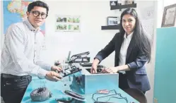  ??  ?? Pablo Sánchez, ingeniero industrial, y Montserrat González, coordinado­ra de Irri México, producen gas natural a través de residuos orgánicos.