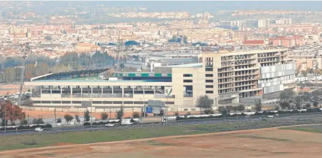  ?? // VALERIO MERINO ?? Vista completa del estadio El Arcángel, hogar del club blanquiver­de durante 30 años, que ahora puede regulariza­r su situación