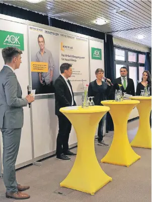  ??  ?? Die AOK-Azubis Joshua Herms, Alexandros Athanasake­s und Isabel Heiber sprachen beim AOK-Abschlusse­vent zu „News to Use“mit der Goldmedail­len-Gewinnerin Franziska Liebhardt (Mitte). RP-Sportredak­teur Patrick Scherer (Zweiter von links) moderierte die...