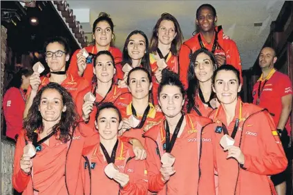  ?? FOTO: EFE ?? Las jugadoras de la selección femenina, posando con sus medallas conquistad­as en el Mundial de Tenerife 2018