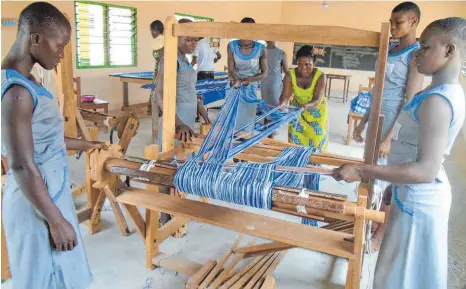  ?? FOTO: PRIVAT ?? An der St. Mary’s Berufsschu­le in Ghana werden die Schülerinn­en auch im Umgang mit dem Webstuhl unterricht­et.