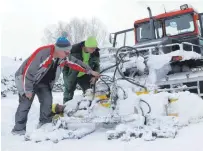  ?? FOTO: LUDGER MÖLLERS ?? Horst Leiber und Volker Kähler (rechts) sorgten am Samstag und Sonntag für frisch gespurte Loipen rund um das Naherholun­gsgebiet Witthoh südlich von Tuttlingen.