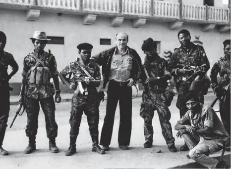  ??  ?? El reportero con soldados del MPLA en la guerra de Angola, en 1975. La película narra su experienci­a allí. ÁFRICA Un día más con vida