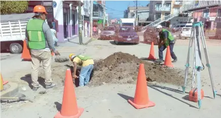  ?? Francisco H. Reyes ?? Avanzan los trabajos de cambio de tubería en las redes de drenaje y agua potable en la avenida Lerdo de Tejada.
