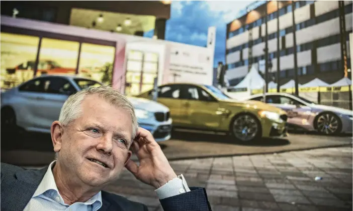  ?? FOTO: LEIF WECKSTRöM ?? I MOBILITETS­BRANSCHEN. Christer Stahl har jobbat med bilar sedan tidigt 80-tal. Sedan april är han vd för BMW i Finland, och han tittar intressera­t på hur Drive Now och andra bilpooler kommer att förändra vår syn på bilägande.