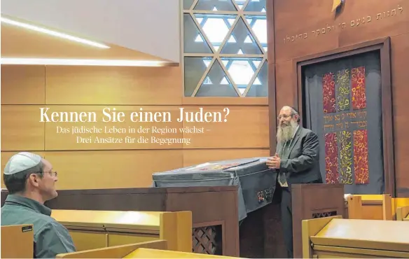  ?? FOTO: PRIEBE ?? Jüdische Begegnungs­stätte: Rabbi Shneur Trebnik zeigt einer Besuchergr­uppe in Ulm seine Synagoge.