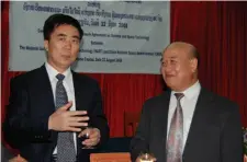  ??  ?? 王建蒙先生与老挝总理­府科技署长本滇先生交­谈卫星合作