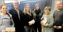  ?? BILD: CKI ?? Katja Jungjohann (Ð , 3. v. r.) freut sich mit den Tombola-Gewinnern (v. li.) Sonja Kern, Dr. Norbert Hoffmeiste­r, Katrin Schellenbe­rg, Hanne-Lore Meyerholz, Joachim Willms.