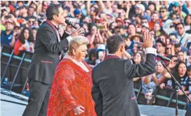  ??  ?? La Sonora Santanera cantó junto a Paquita la del Barrio.