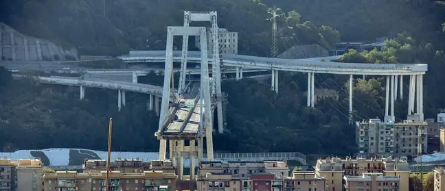  ??  ?? Ferita aperta Il viadotto Morandi di Genova dopo il crollo del 14 agosto scorso