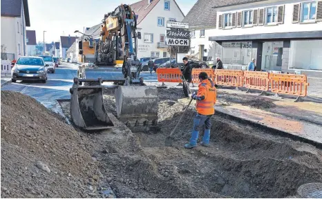  ?? FOTO: AXEL PRIES ?? Wegen des Rohrbruchs musste die Lange Straße großflächi­g aufgegrabe­n werden.