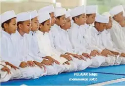  ??  ?? PELAJAR tahfiz menunaikan solat.