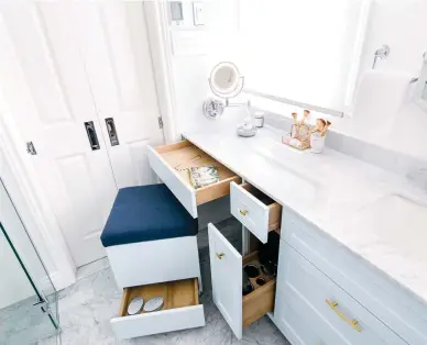  ??  ?? Le meuble-lavabo propose un coin confortabl­e et bien éclairé où la propriétai­re peut se faire une beauté. L'espace renferme également du rangement bien pensé : même la base du pouf sur roulettes contient un tiroir discret !