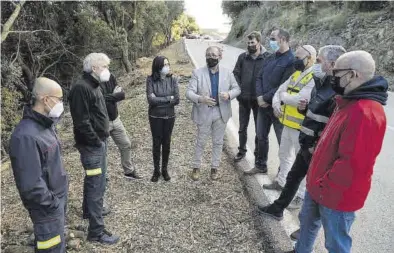  ?? JAVIER VILAR ?? El presidente de la Diputación, José Martí, visitó ayer los trabajos de la brigada de mitigación en Vallibona.