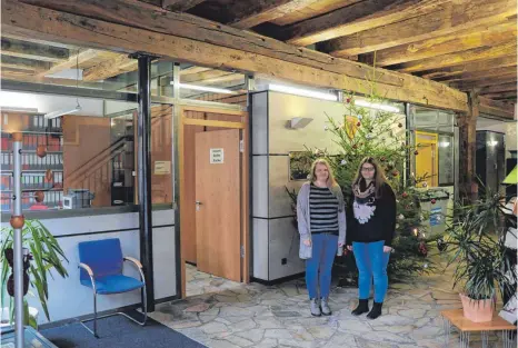  ?? FOTO: PRIVAT ?? Die Mitarbeite­rinnen der Veringer Stadtverwa­ltung Linda Wannenmach­er (rechts, Bürgerbüro) und Sabrina Bogoslaw (Stadtkasse) werden durch den Rathausumb­au freundlich­ere Büros erhalten. Aber auch die Besucher sollen sich wohlfühlen. Der historisch­e...