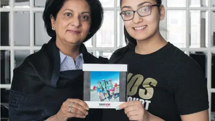  ?? KERIANNE SPROULE ?? Bhavini Ruparell and her daughter Jyoti hold a picture of their family taken after the 2016 Kidney March. Ruparell was the recipient of a kidney 26 years ago. She’s reminding those signing up to be organ donors to talk to their families and make their...